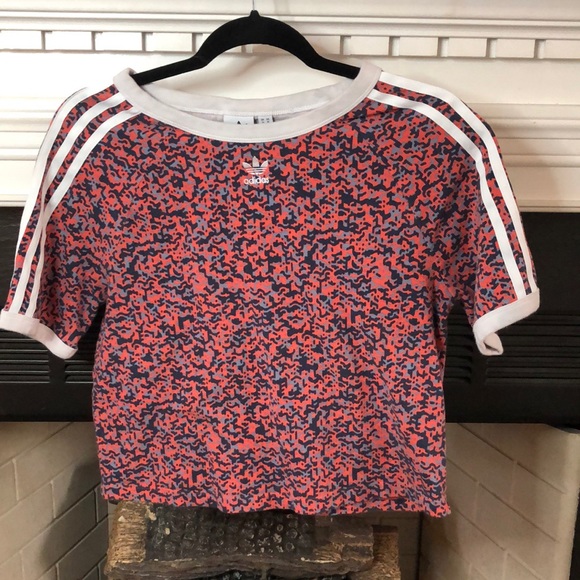 Addias stretchy cropped fit signature Athletic T-shirt size Medium - Picture 1 of 5